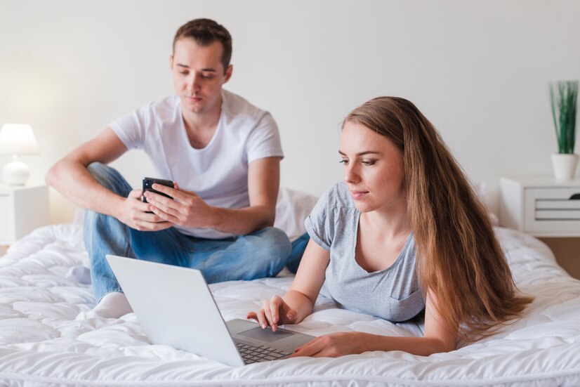 pareja-joven-descansando-gadgets_23-2148114007